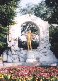 ヨハン・シュトラウス２世　銅像全体