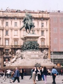 ヴィットーリオ・エマヌエーレ２世銅像正面
