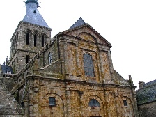 聖堂正面と尖塔